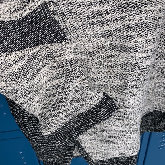 Maurice’s sweater w/ pockets! Ladies size medium - Picture 5 of 7